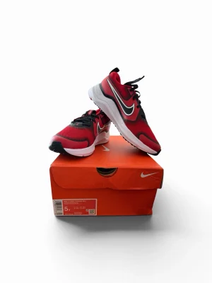 Size 5 youth Nike Cosmic Runner Big Kid Lightweight Running